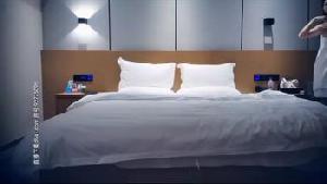 丰满妹子，骑在身上调情摸奶床上口交舔弄，大力猛操呻吟娇喘