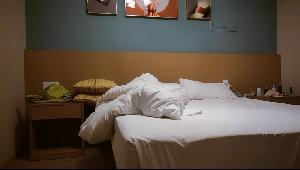 26岁极品良家女神，气质白领丽人，胸大身材好，激情啪啪无套射到肚子上，精彩必看